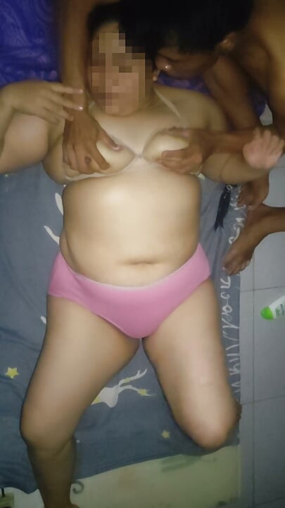 젖탱이를 가지고 핑거링하는 핫한 십대