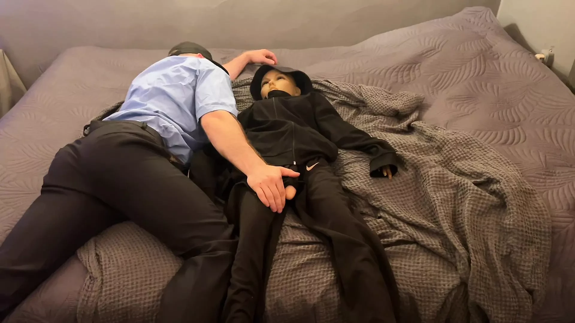 La guardia di sicurezza muscolosa scopa una realistica bambola del sesso maschile dopo il lavoro! Orgasmo intenso! Il maschio geme!