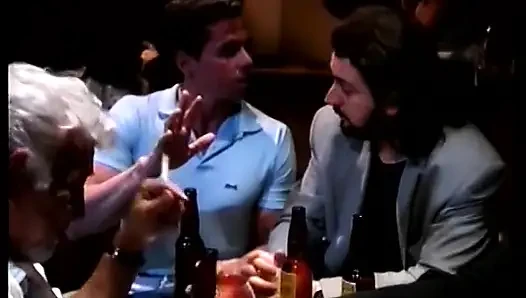 Barda yalnız olan kızlar azgın adamlar tarafından sikiliyor