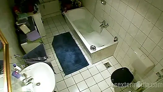 MILF melakukan kebersihan diri di kamar mandi