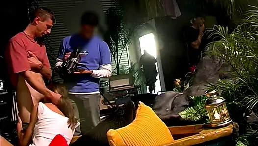 Горячая наездница имеет аудиторию, пока она трахается