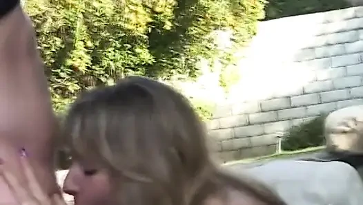 Amigo kızdaki ateşli yaşlı kız sikişiyor ve emiyor
