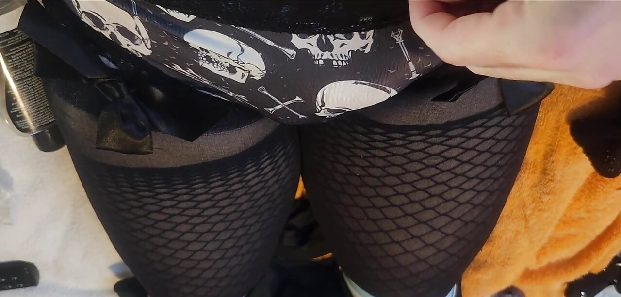 plugged bbw sissy plays with small clitty