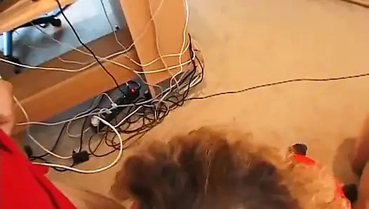 Tante nakal rambut pirang yang aduk lagi asik nyepong kontol