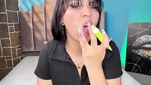 Ich gebe Glosse auf meine lippen