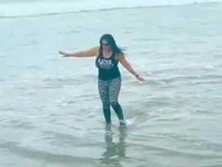 मिनी रिचर्ड बड़े स्तन समुद्र तट चलाने सेक्सी