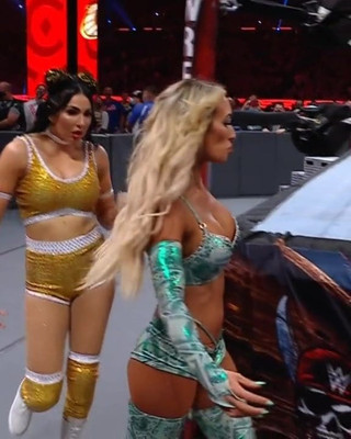 WWE - Carmella en Billie Kay komen binnen tijdens Wrestlemania 37