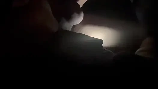 Две латиноамериканки сосут член в машине