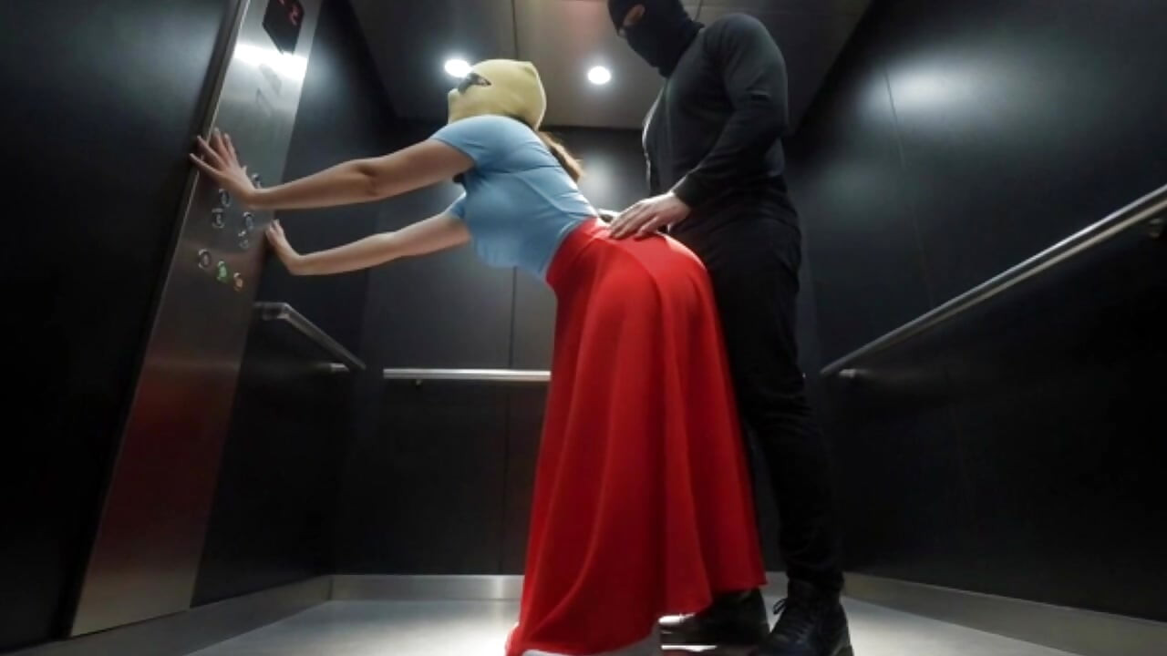 Un beau-père presse sa belle-fille menue à gros cul dans l’ascenseur