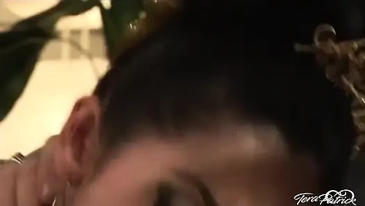 Roxy Jezel bir profesyonel gibi yarak alıyor ve boşalıyor