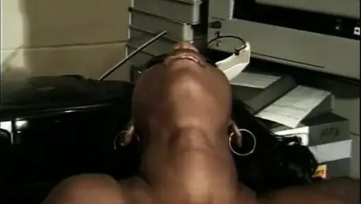 Güzel büyük memeli zenci kız amcık yalıyor büyük siyah yarak emiyor