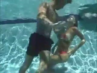 Sandy Knight - festa na piscina