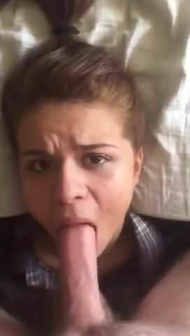 Bonita británica engañando a su hombre dando mamada