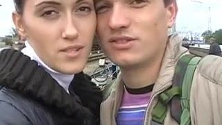 Real casal amador dedilhando boceta e se masturbando no trem