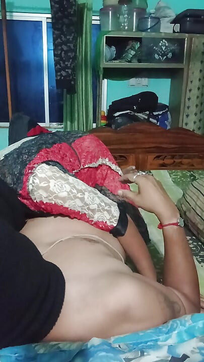 Marito e moglie vengono a letto, scopano, ingoiano la sborra