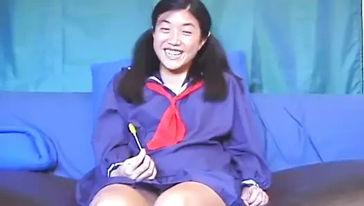 Üniversite üniforması içinde yarak üzerinde Asyalı minyon