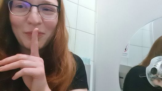 Симпатичная рыжая тинка мастурбирует в общественном туалете
