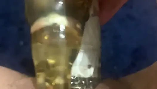 Istri masturbasi di lantai kamar mandi saat suaminya di luar ruangan