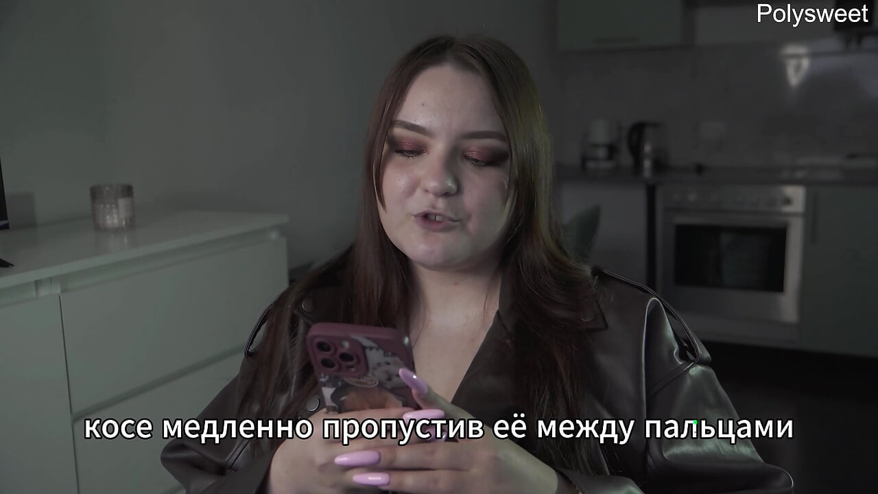 Porno hikayesi - tezgahın arkasındaki mağazada, göğüslerini hissediyor (Rus, hafif kadın egemenliği, herkesin içinde çıplak)