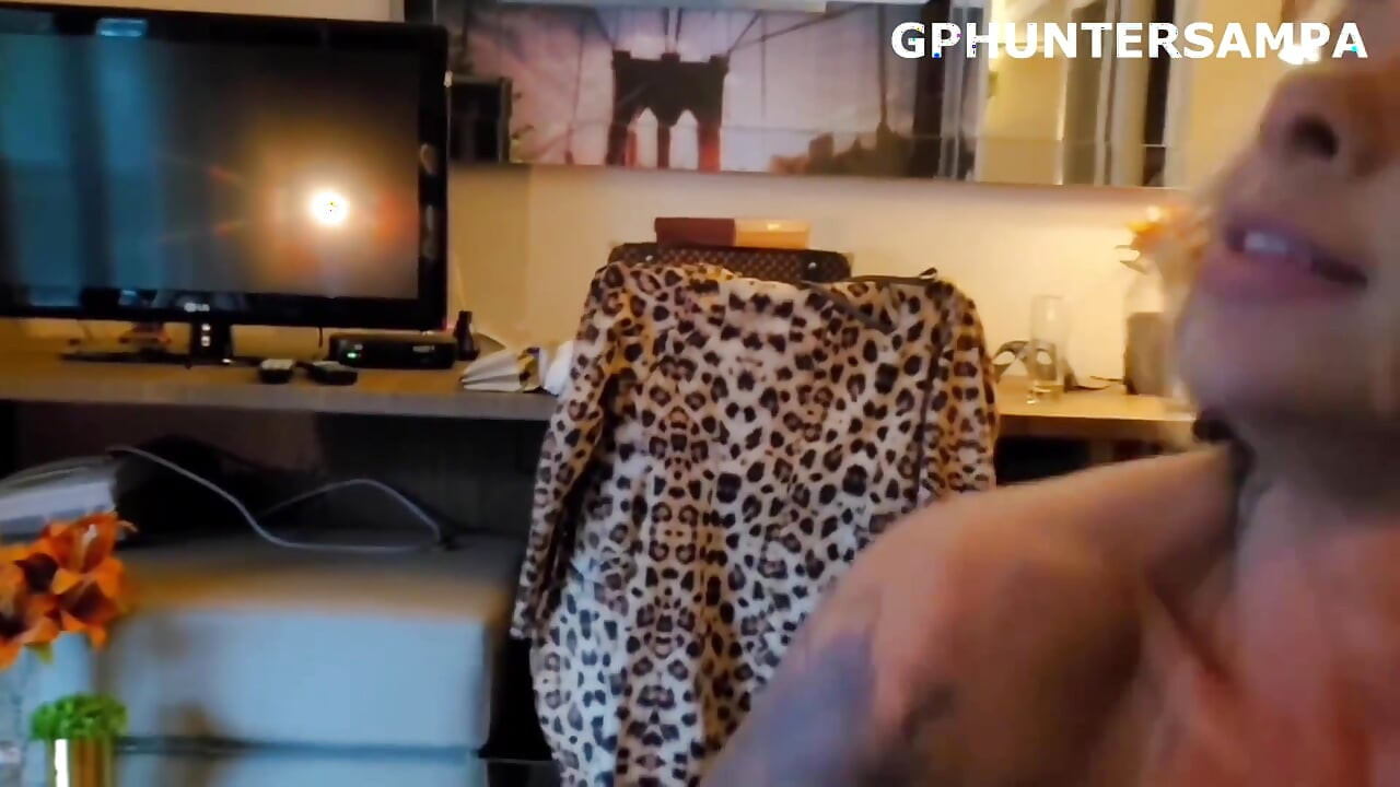 V garáži budovy jsem potkal krásnou a velmi sexy blondýnu, pak mě pozvala k sobě domů a hodně jsme spolu spali!