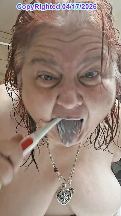 핫한 Sshower 간호사 Vicki가 드리워서 다른 그루밍을 한 후