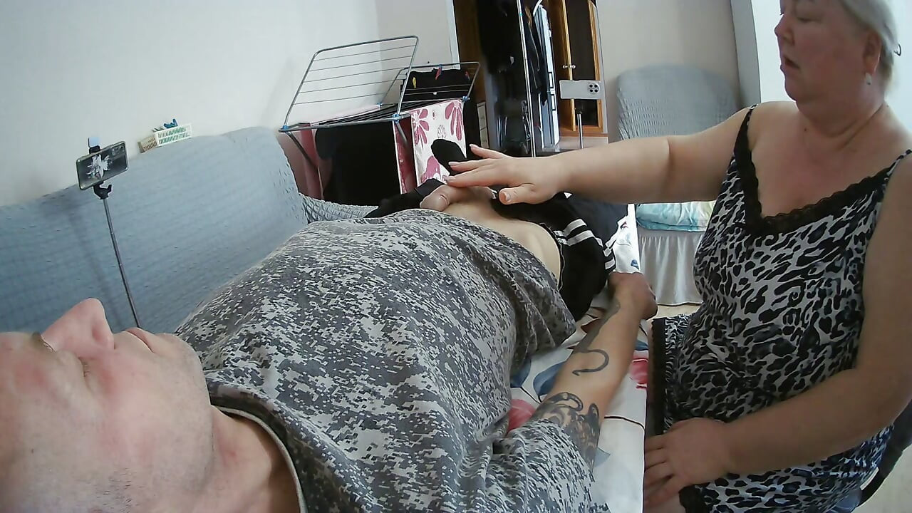 Schwiegermutter kam, um einen blowjob zu geben, um eine portion sperma zu schlucken