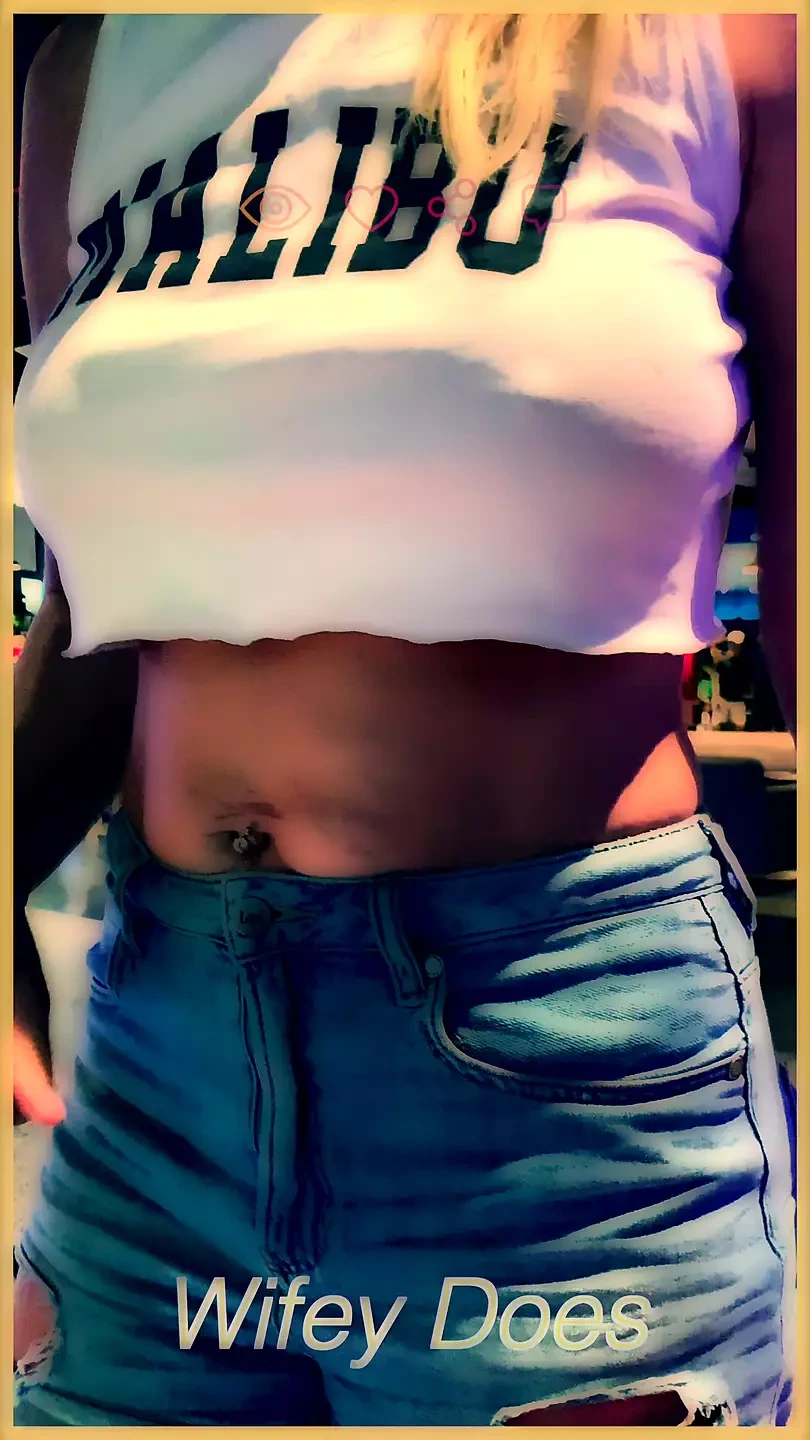 Wifey shows lots of underboob at the arcade in a risky public dare