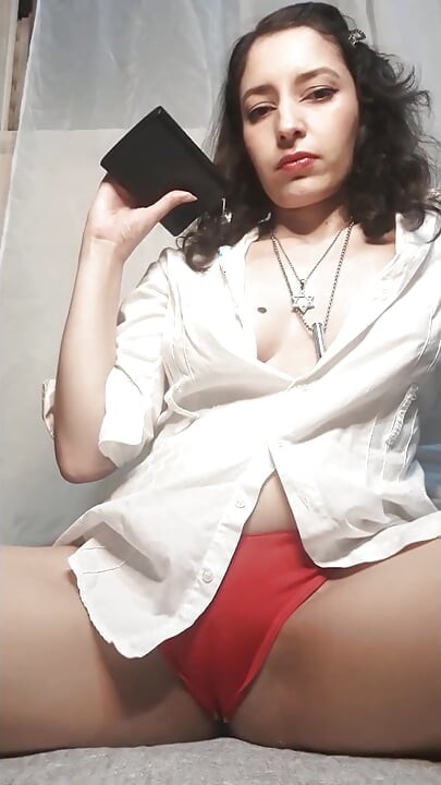 Gorąca brunetka z naturalnymi butami fucked W / w ustach biorąc spust