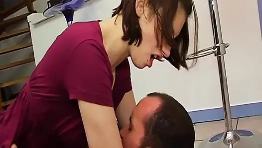 Sekretaris perancis dicrot sperma hangat di kacamatanya