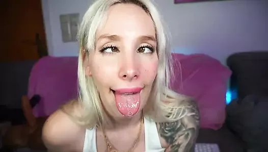 Глупая сводная сестра делает грязный минет Ahegao