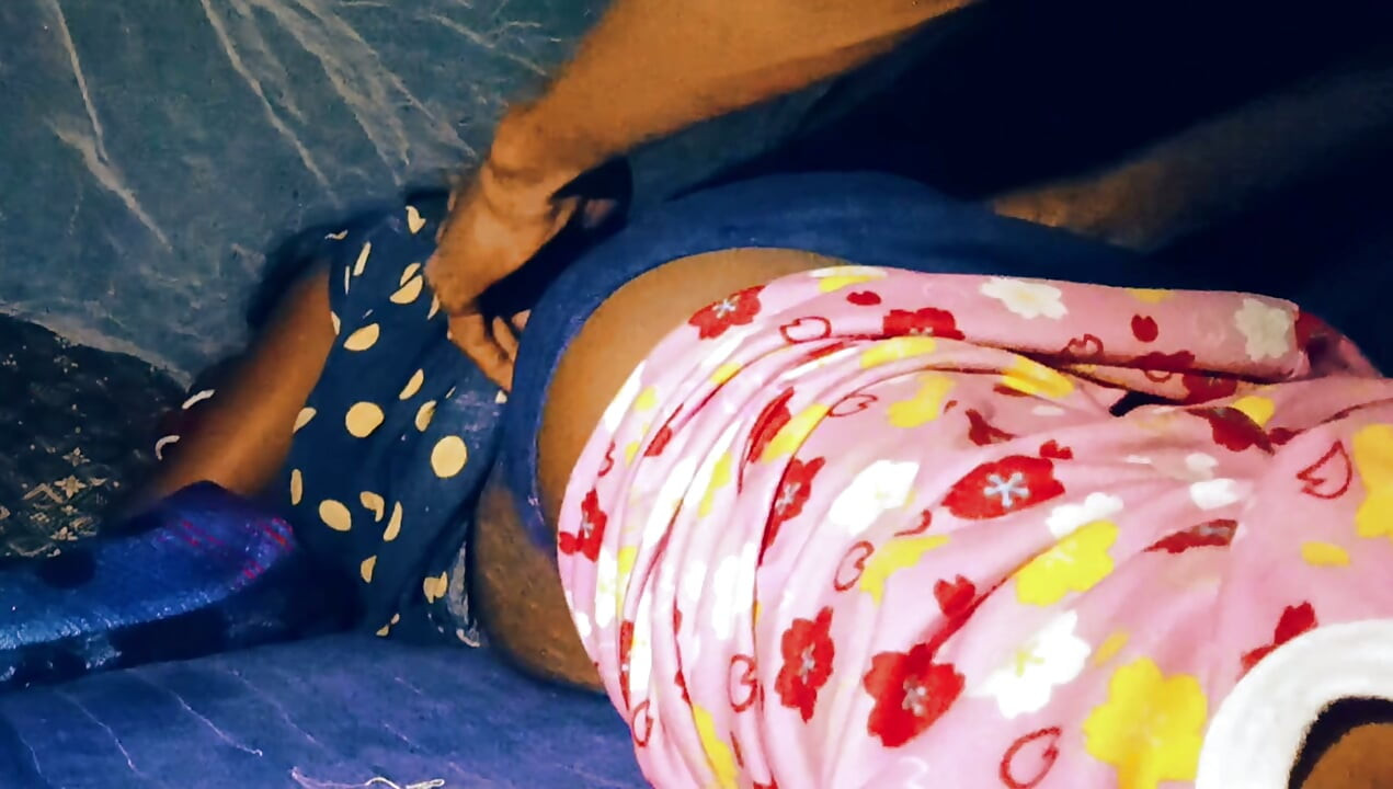 Bhabhi داغ دسی با کاندوم اژدها در خانه روستایی سکس هاردکور. عشق Bhabhi دسی و Devar