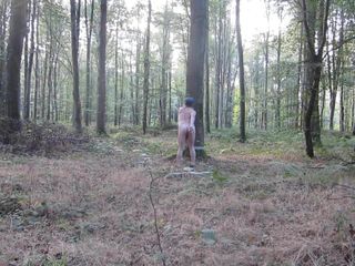 Gay nu en dehors de la forêt
