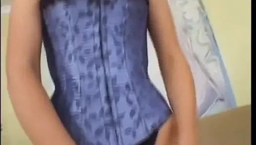 Weiße schlampe in netzstrümpfen fühlt einen großen schwarzen schwanz in ihr