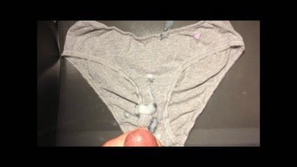 Éjaculation en culotte grise 03