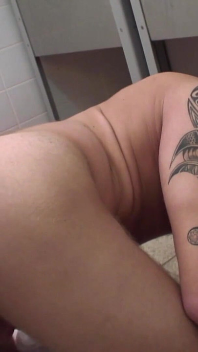 Iconic moment from "Junge Brunette 22 jahre fickt Ihren freund auf der arbeit mit dem Umschnalldildo"