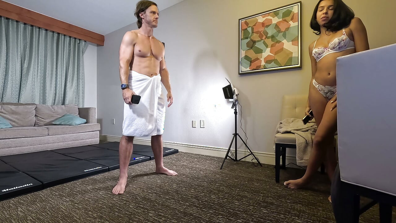 Bts manželka natáčí manžela se dvěma drobnými sexy holkami Aria Nicole a Misty Addams