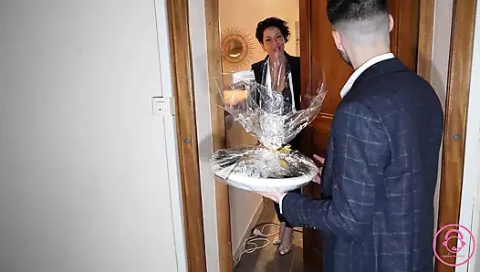 Französische MILF strippt, lutscht und reitet den lieferschwanz