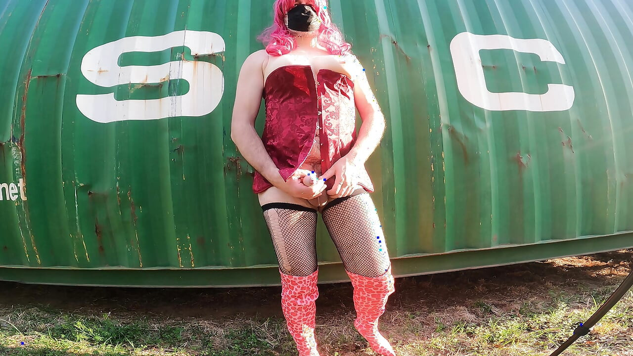 Stora mjuka falska bröst crossdresser har avsugning av en container