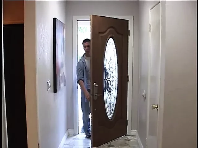 Ce mec blanc adore se faire enculer par deux salopes noires dominantes