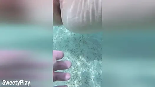 Orang asing crot di dalam memekku di pantai. Creampie di bawah air