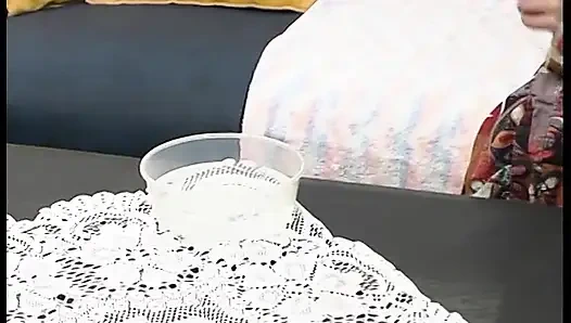 Она бреет свою киску, а затем трахает это пальцами