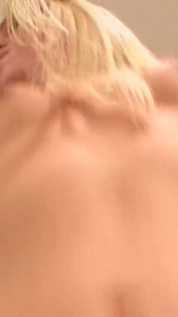 Moment captivant din "Soțul urmărește cum soția curvă blondă sexy este futută"