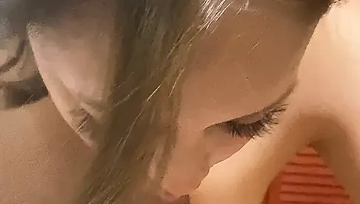 Angy adalah pelacur yang seksi dan menggairahkan