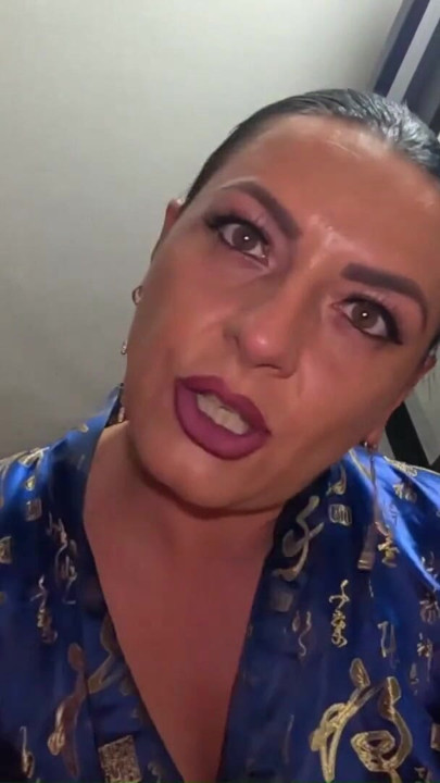 Safada Gueixa Fantasy. Provocação de roupão de cetim, energia oral suja e acabamento de cetim bagunçado | Clipe 1