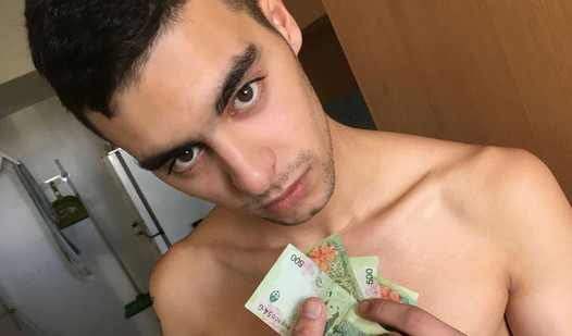 Amateur, un jeune latino hétéro payé pour baiser un mec gay, pov