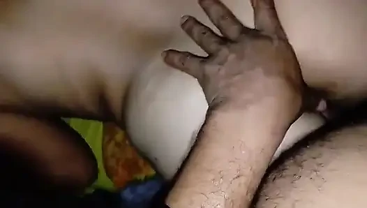 Cousine Mit Dem Schönen Körper Beschließt, Ihren Fall Zu Beurteilen