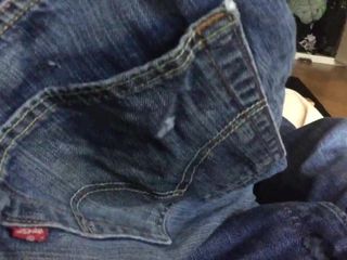 Pequeño idiota en levis 501 jeans corrida
