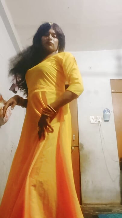 Urvashi Rani silk salwar phenke ghar ke andar ghapaghap krrhi thi