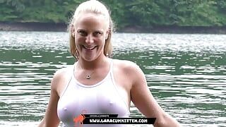 Lara CumKitten - Public im Badeanzug - Notgeil posen und wichsen am See