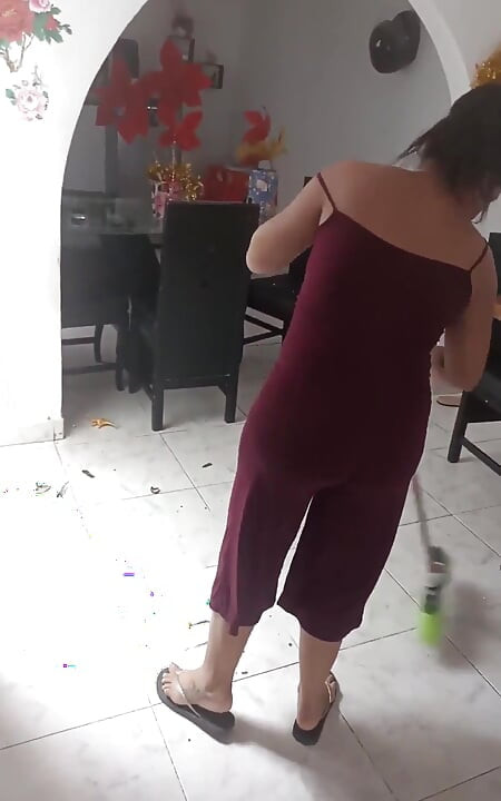 그녀의 지루한 남친이 자지를 빨도록 설득하려 애쓰는 동안 Keilimar는 집을 청소하지만 결국 미친 일이 일어났습니다.